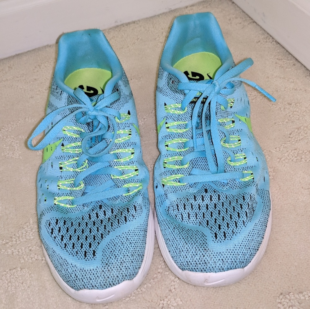 Women's Nike sneakers BARELY WORN!